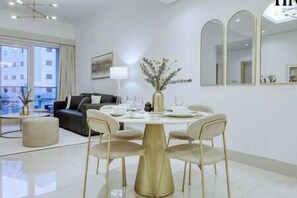 Dining - Renovated Apt W Pool Near Dubai Airport & Downtown (Dubai)