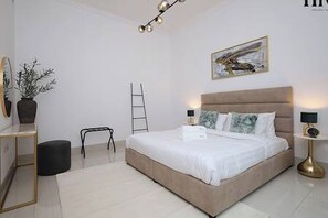 Tabla de planchar con plancha, wifi gratis y ropa de cama 