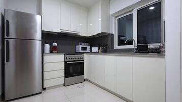 Réfrigérateur, micro-ondes, four, plaque de cuisson