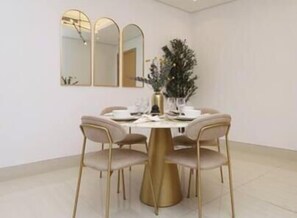Dining - Poolside Apt 15 Min to Airport & Downtown Dubai (Dubai)