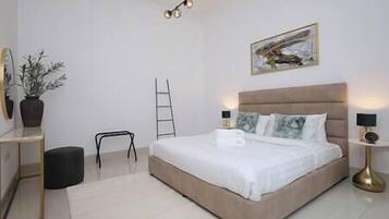 Tabla de planchar con plancha, wifi gratis y ropa de cama