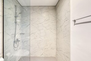 Een douche, een haardroger, handdoeken