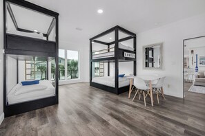 7 slaapkamers, een strijkplank/strijkijzer, wifi, beddengoed