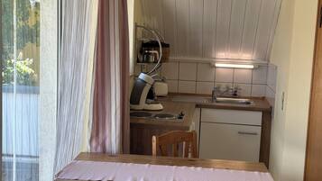 Frigorífico, microondas, placa de cocina y cafetera o tetera