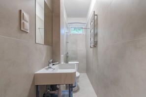 Douche, sèche-cheveux, serviettes fournies, savon