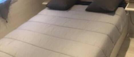 1 chambre, fer et planche Ă repasser