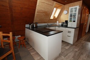 KylskÄp, ugn, spishÀll och kaffe- och tebryggare