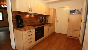 Kühlschrank, Ofen, Herdplatte, Wasserkocher mit Kaffee-/Teezubehör
