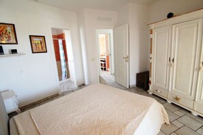 2 bedrooms, travel cot, WiFi