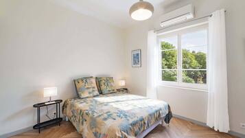 3 bedrooms, desk, iron/ironing board, travel crib