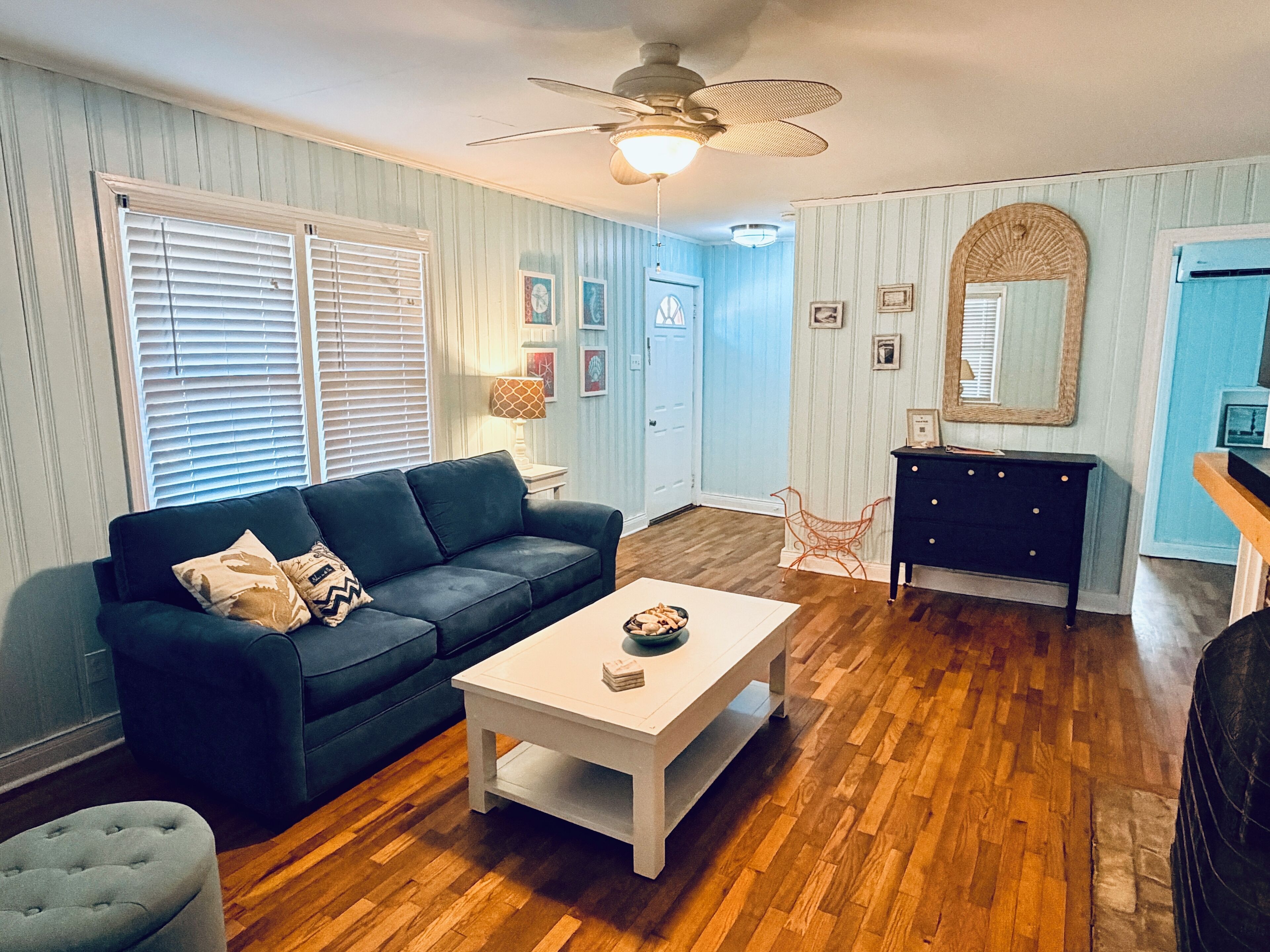 Smart TV, fireplace, books, stereo