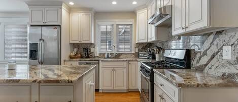 電子レンジ、オーブン、コンロ、食器洗い機