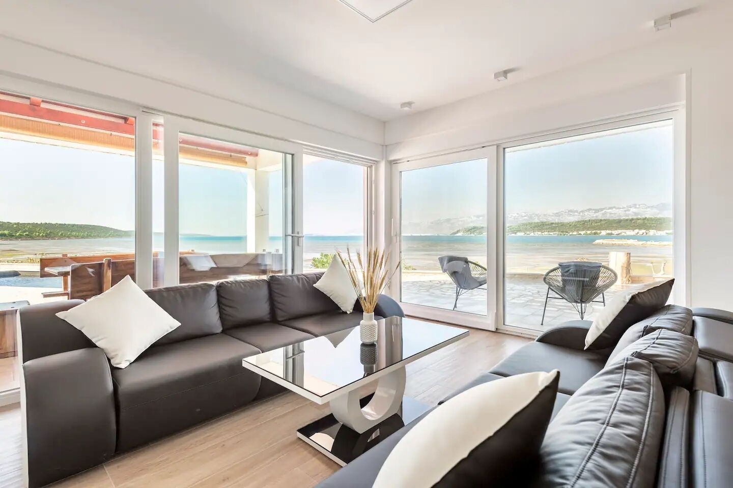 Smart TV, fireplace, stereo