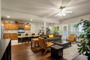 TV connectée, cheminée, écrans d'ordinateur