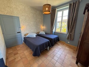 3 bedrooms, desk, iron/ironing board, travel cot