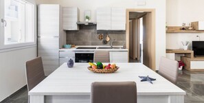 Réfrigérateur, un four, surface de cuisson, lave-vaisselle