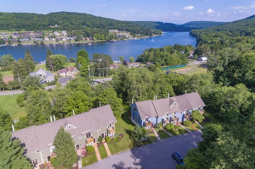 New! Deep Creek Townhome Near Wisp w/ Fireplace