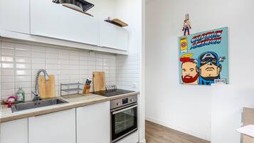 Een koelkast, een oven, een kookplaat, een vaatwasser