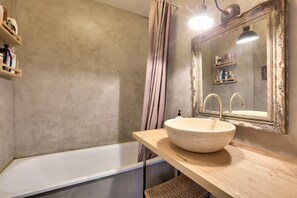 Hair dryer, towels, soap, shampoo - Duplex Apartment With big Terrace in Vibrant Area (Paris)