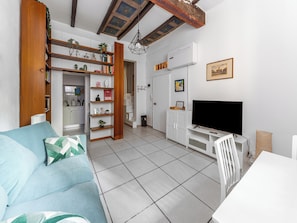 Basic-Apartment | Wohnbereich | 50-Zoll-Smart-TV mit Digitalempfang