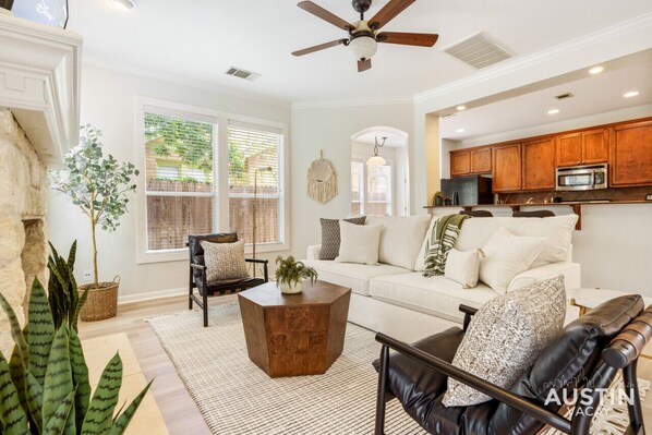 スマートテレビ、暖炉、PC モニター