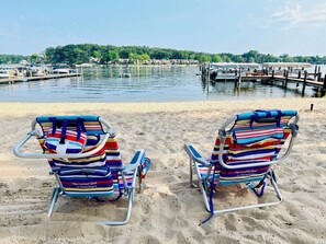 Una spiaggia nelle vicinanze, lettini da mare