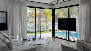 Una Smart TV, una mesa de tenis de mesa