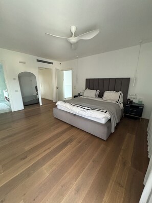 5 habitaciones, tabla de planchar con plancha, wifi y ropa de cama 