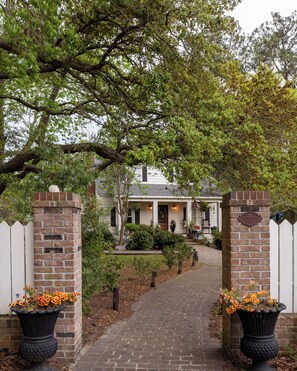 Exterior - Salty Oak Cottage 1 mile from downtown Swansboro  (Swansboro)