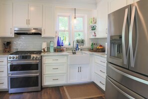 Private kitchen - Salty Oak Cottage 1 mile from downtown Swansboro  (Swansboro)