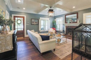 TV - Salty Oak Cottage 1 mile from downtown Swansboro  (Swansboro)