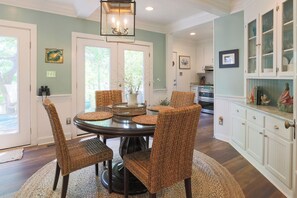 Dining - Salty Oak Cottage 1 mile from downtown Swansboro  (Swansboro)