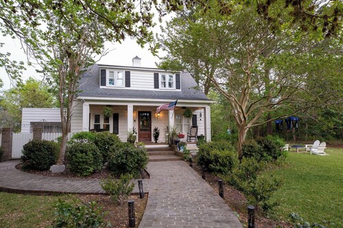 Salty Oak Cottage 1 mile from downtown Swansboro 