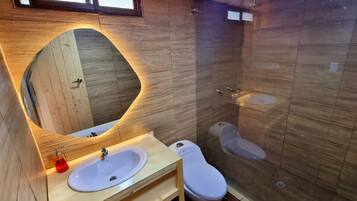 Kabin Deluks, pemandangan gunung | Kamar mandi | Pancuran hujan, lantai berpemanas, handuk, dan sabun