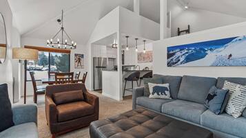 Condo | Khu phòng khách | TV màn hình phẳng 40-inch có truyền hình cáp, lò sưởi