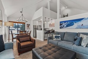 Lejlighed | Opholdsområde | 40-tommers fladskærms-tv med kabelkanaler, pejs