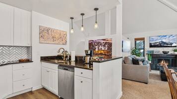 Kondominium | Dapur pribadi | Lemari es, microwave, oven, dan kompor