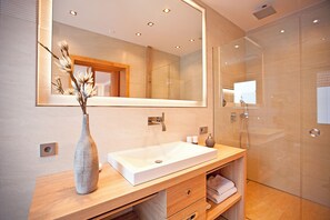 Habitación doble superior | Baño | Ducha, cabezal de ducha tipo lluvia, secador de pelo y toallas