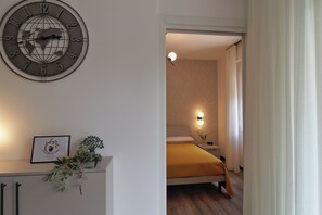 1 sovrum, skrivbord, strykjärn/strykbräda och resesäng