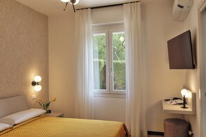 1 dormitorio, escritorio, tabla de planchar con plancha y cuna de viaje