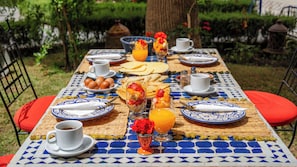 Frokost med lokale retter er inkludert hver dag