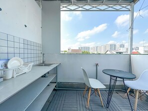 Outdoor dining - Cozy balcony studio in D7 (Thành phố Hồ Chí Minh)