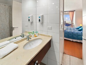 Apartment | Bathroom | Shower, hair dryer, towels, toilet paper - Oceana Suites Alto Libertad (Vina del Mar)