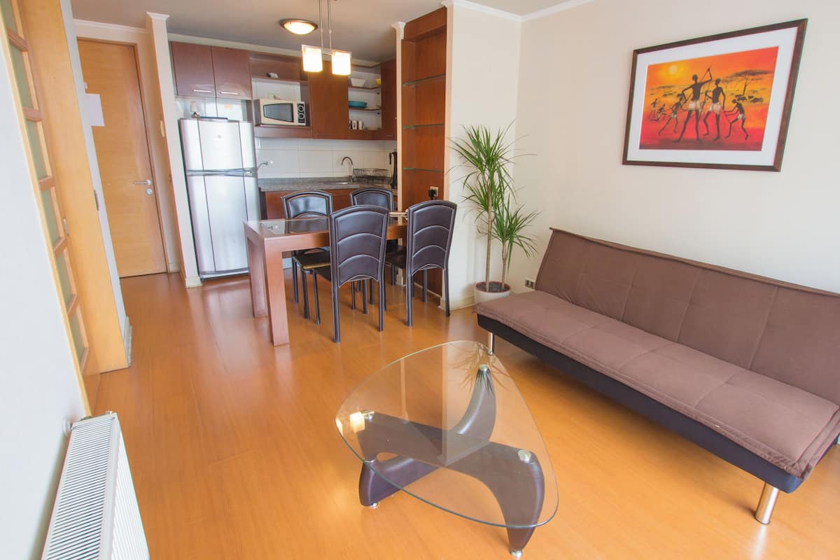 Apartment | Wohnbereich | 50-Zoll-LCD-Fernseher mit Kabelempfang