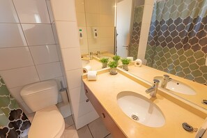 Departamento | Baño | Regadera, secadora de cabello, toallas, papel de baño