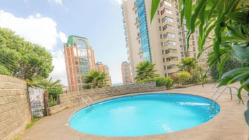 Piscina interna, piscina externa sazonal