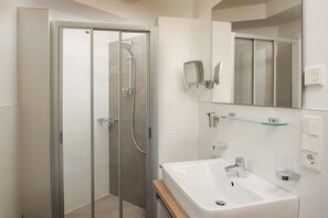 Een haardroger, een bidet, handdoeken, zeep