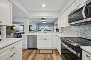 Kjøleskap, mikrobølgeovn, ovn og oppvaskmaskin