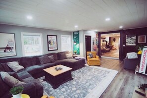 Lobby - RIVER FRONT Pickleball & Bball Patio-Pets-2 houses (Free Soil)