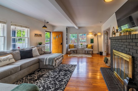 Smart TV. Central Cozy Cottage! Spacious entertaining area, gameroom, and cornhole arena!